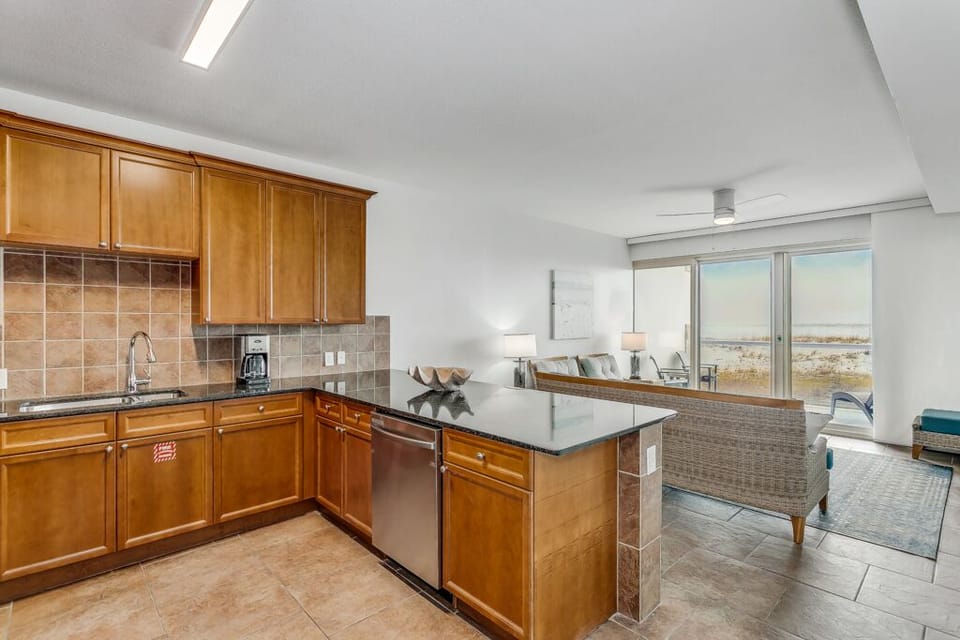 Beach Club 104B - kitchen