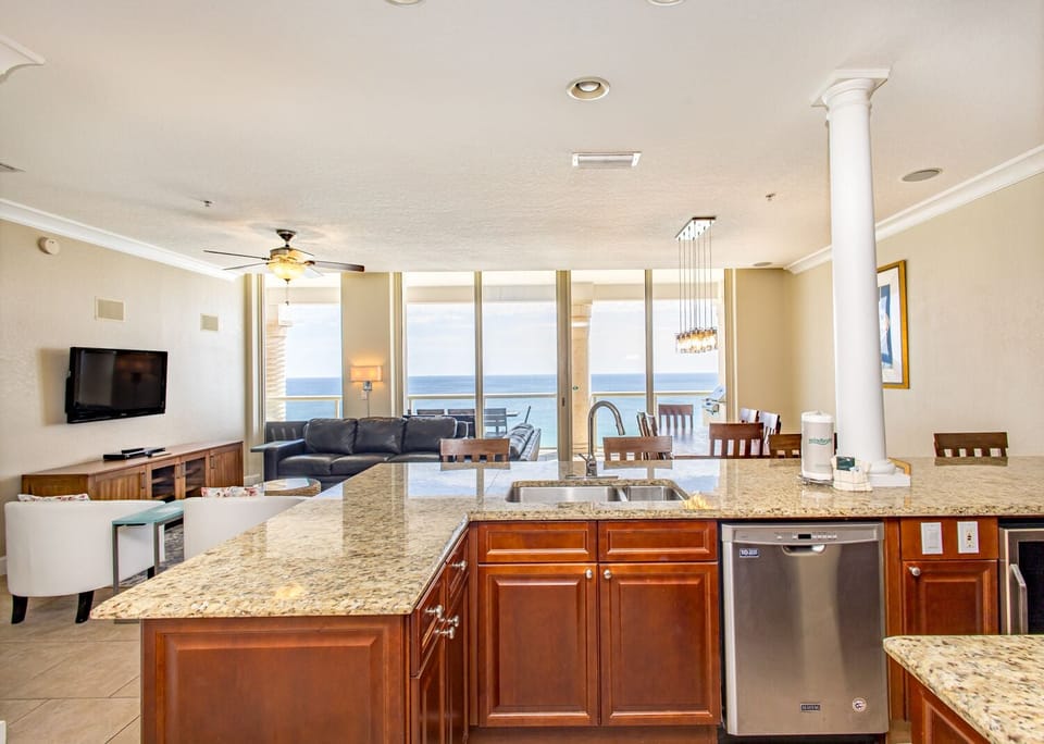 Beach Club 1602 - Kitchen