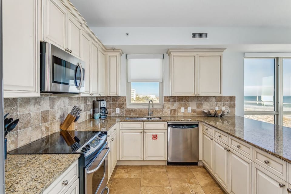 Beach Club 302B - Kitchen