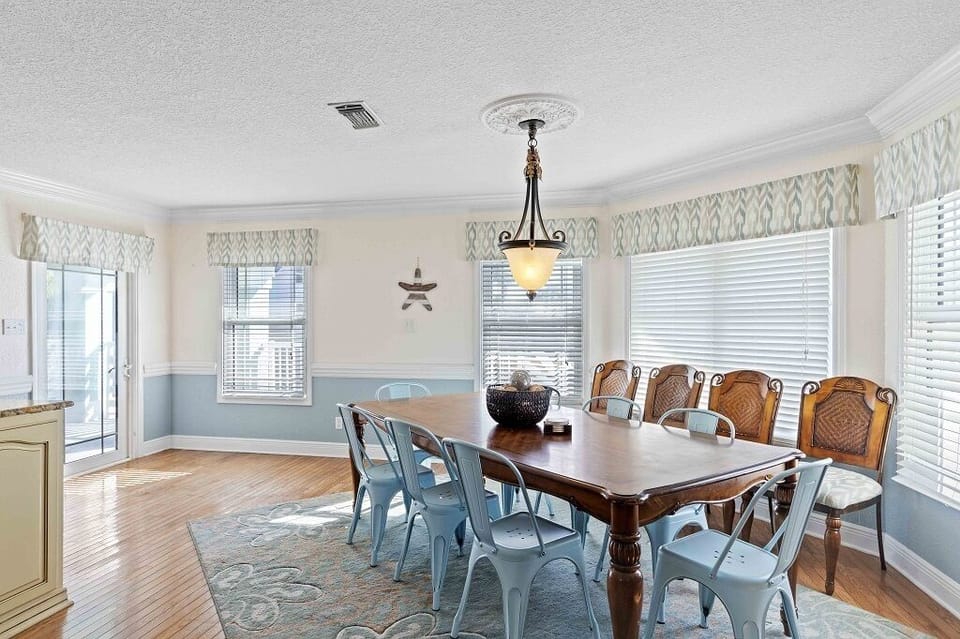 Sea Breeze - Dining area