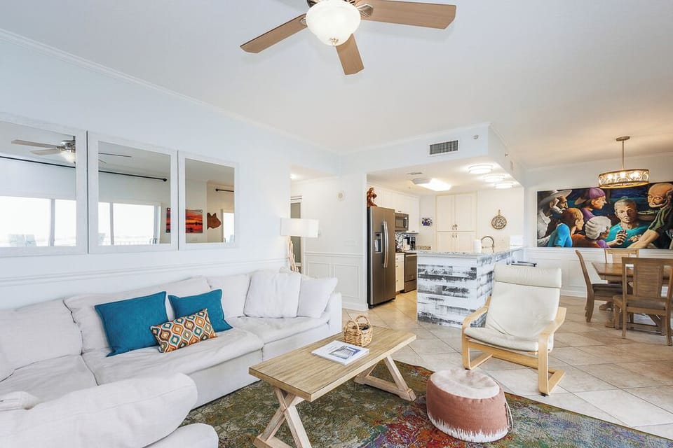 Southern Sunset - Living Room & Kitchen View