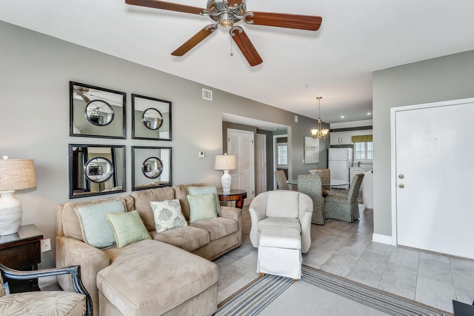 1625 Bulevar Mayor St M3 - Living Room/Dining Room