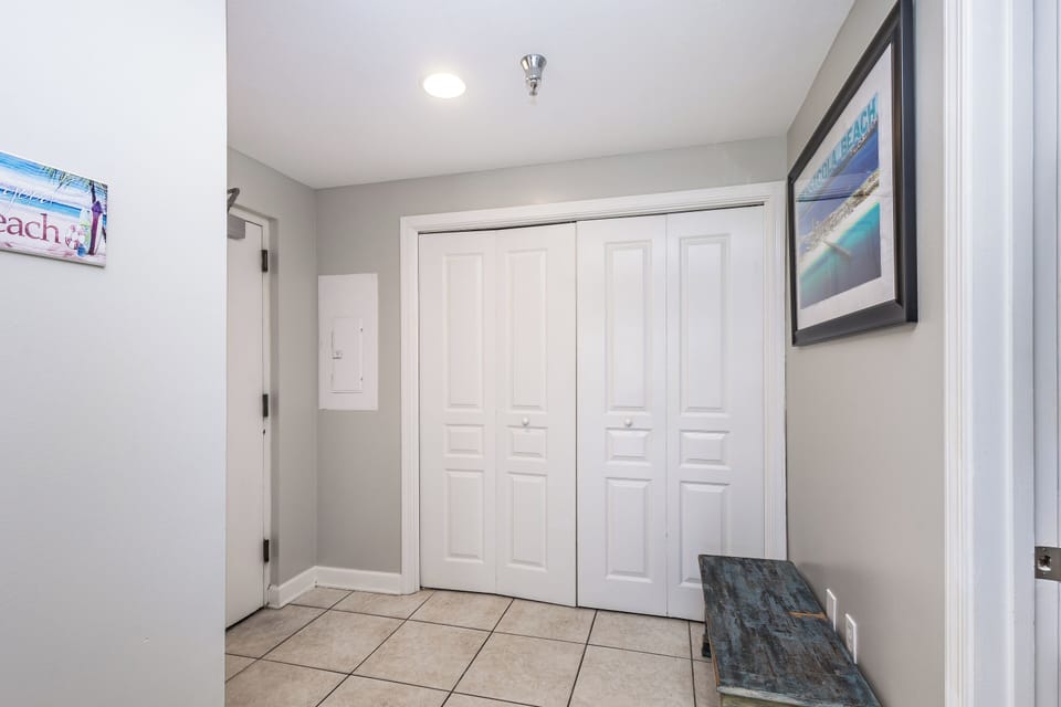 Emerald Isle 102 - Entryway