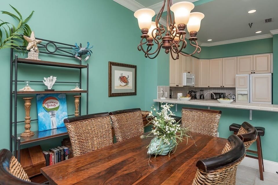 22 Via Deluna 1706-dining table