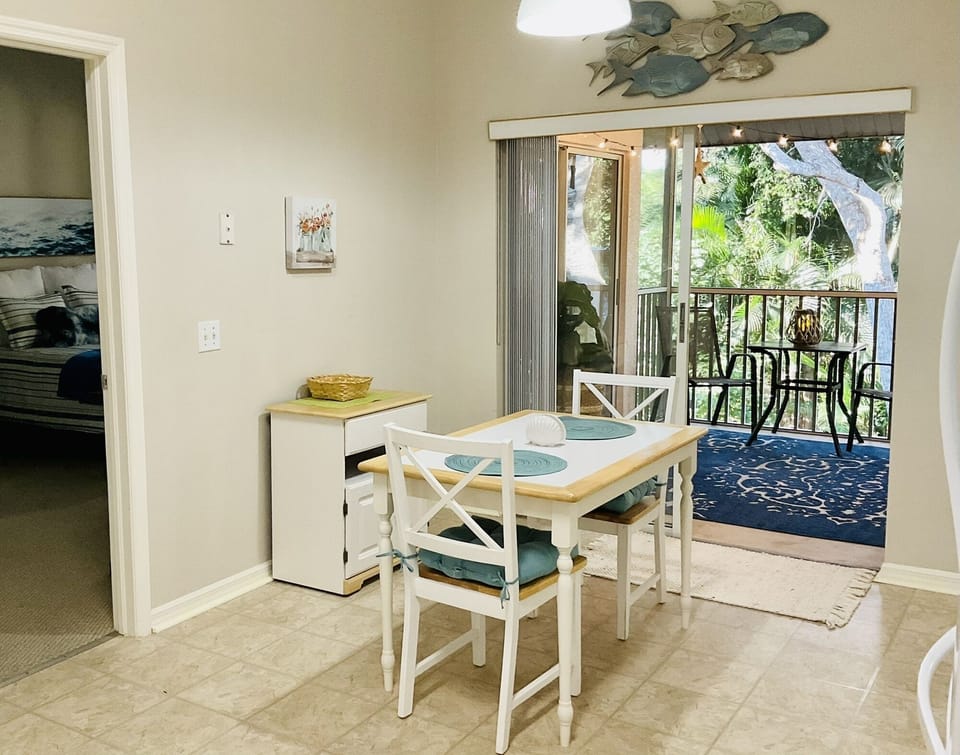 Dinette and access to Lanai