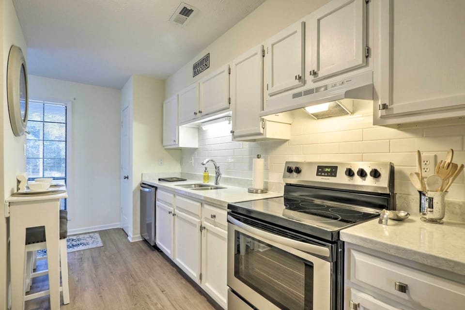 Kitchen | Paper Towels/Trash Bags Provided
