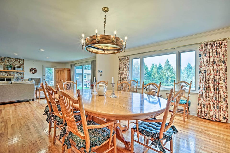 Dining Room | Dishware/Flatware Provided