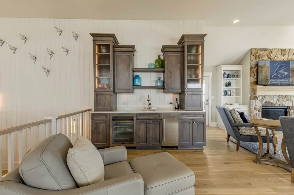 Top-Level Wet Bar