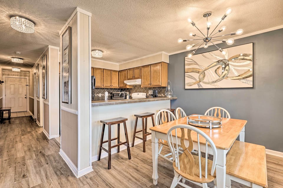 Dining Area | Kitchen