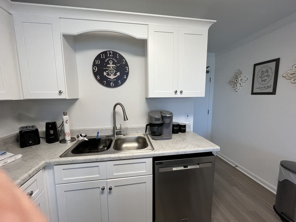 Keurig coffee maker k-cup/pot combo.