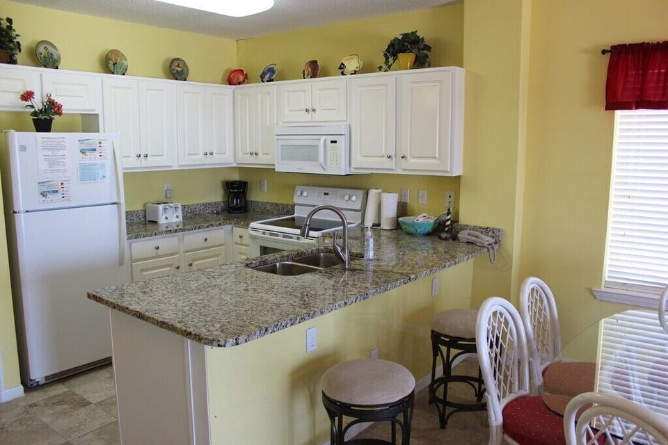 Tropic Isle 401 - Kitchen bar with stools