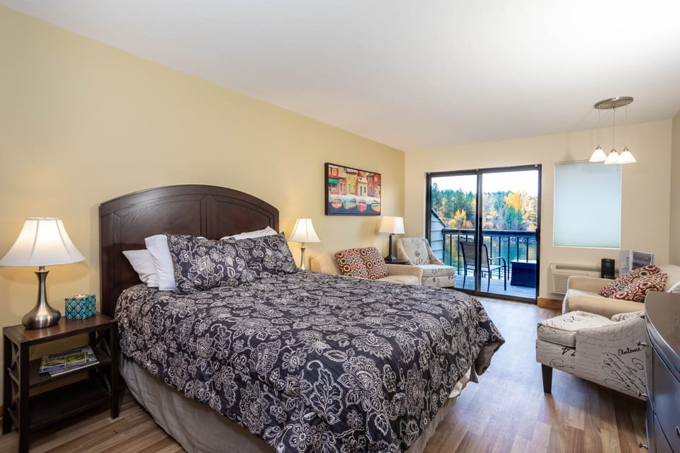 Get a good night's sleep and wake up to beautiful views | Queen bed | Main Level