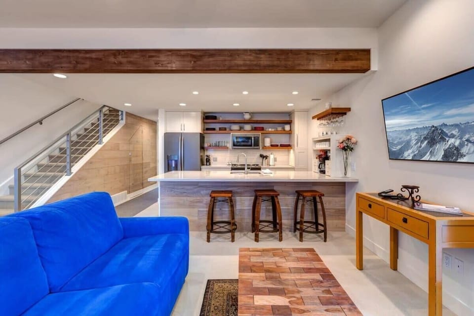 Welcome to this gorgeous 3 bedroom condo that sits directly across the street from the famous Park City Resort