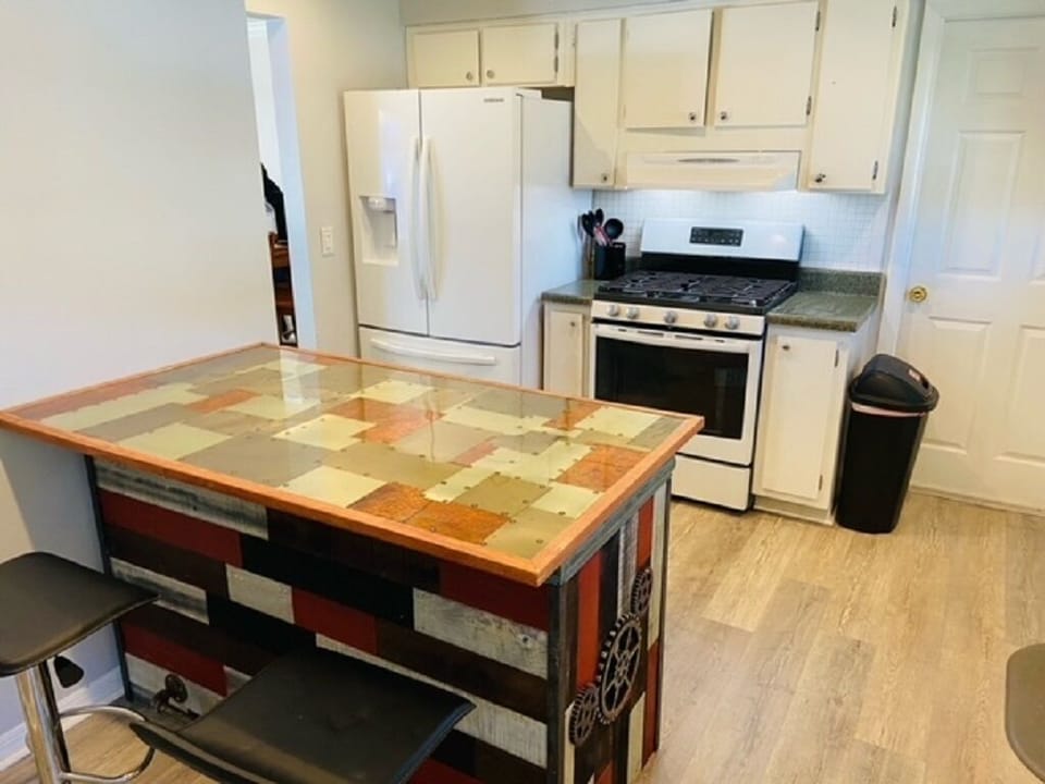 Kitchen Breakfast Bar with 2 stools