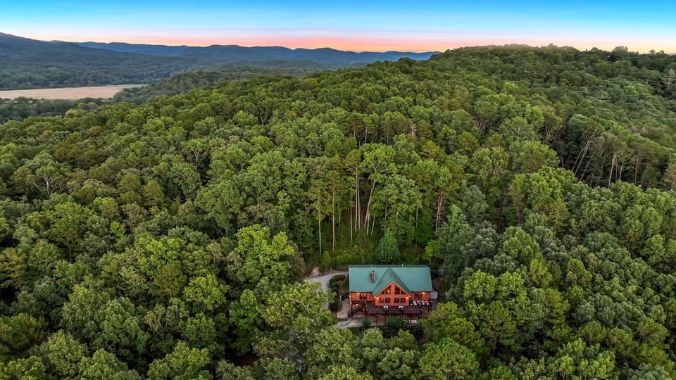 Secluded mountain lodge 7 bed 6 bath, sleeps up to 18 — 1.9 mile from Helen, GA.
