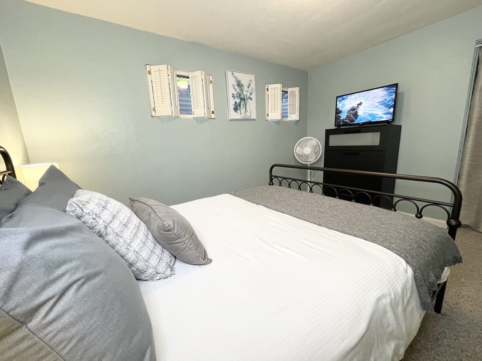 Downstairs queen bedroom #1