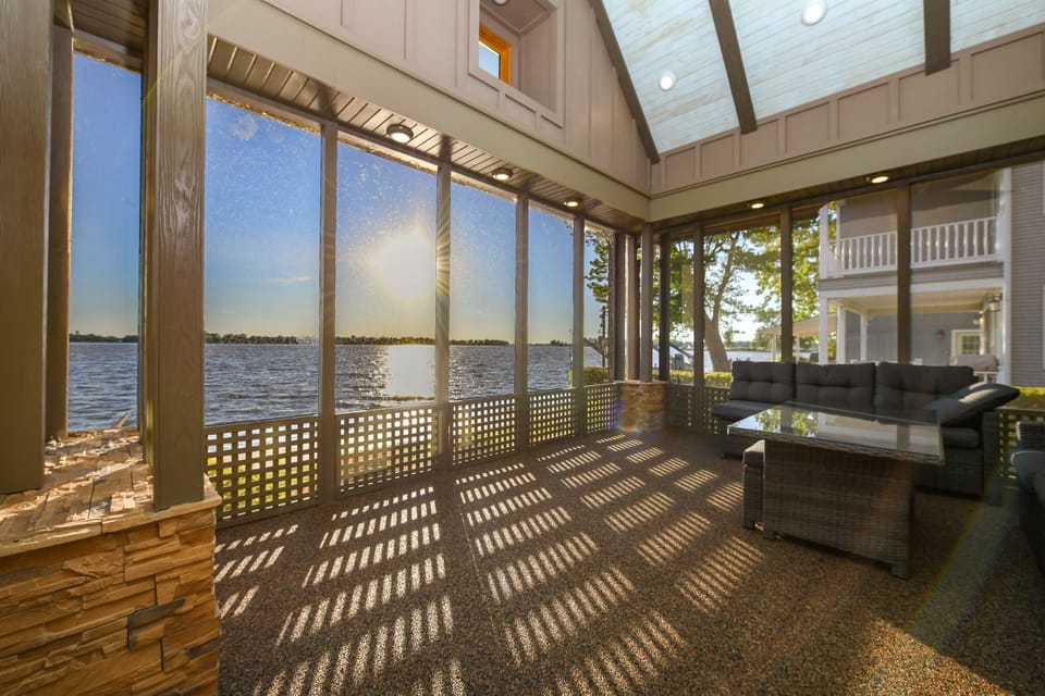 Welcome to our best lake house! Nature stone floor, screen in porch! 
