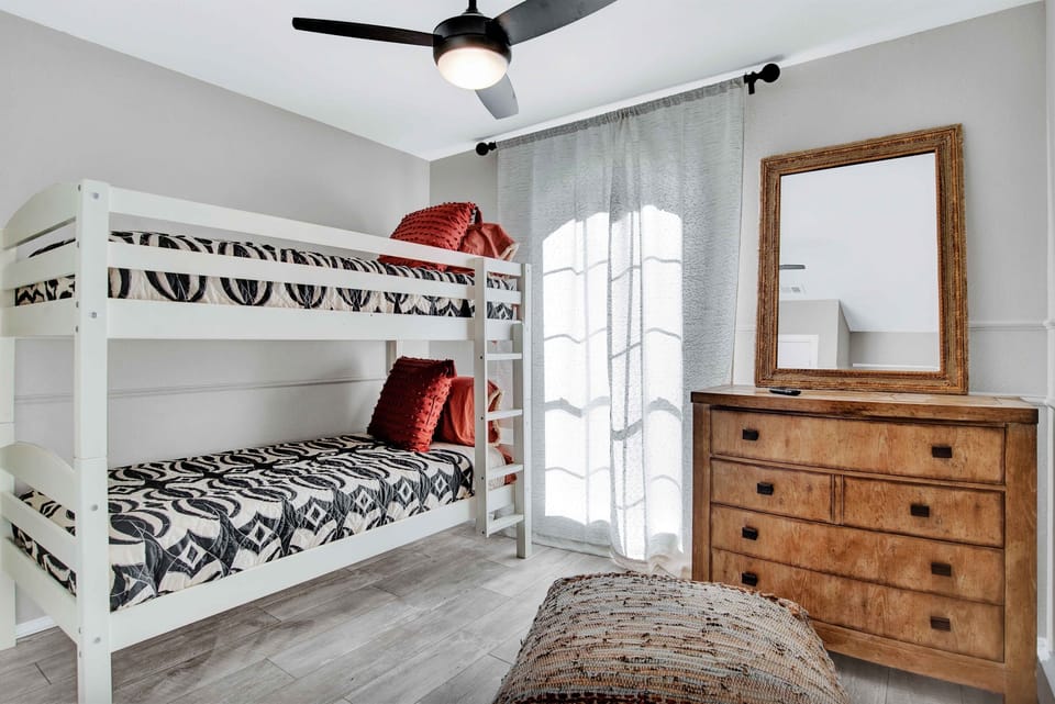 Bunk room - ROKU tv