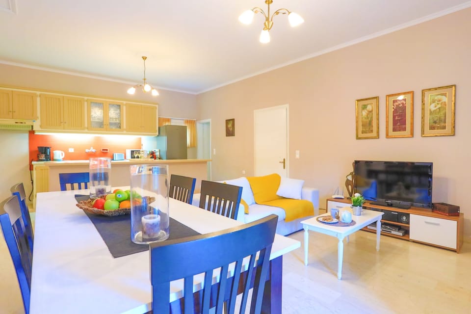 Dining area and lounge