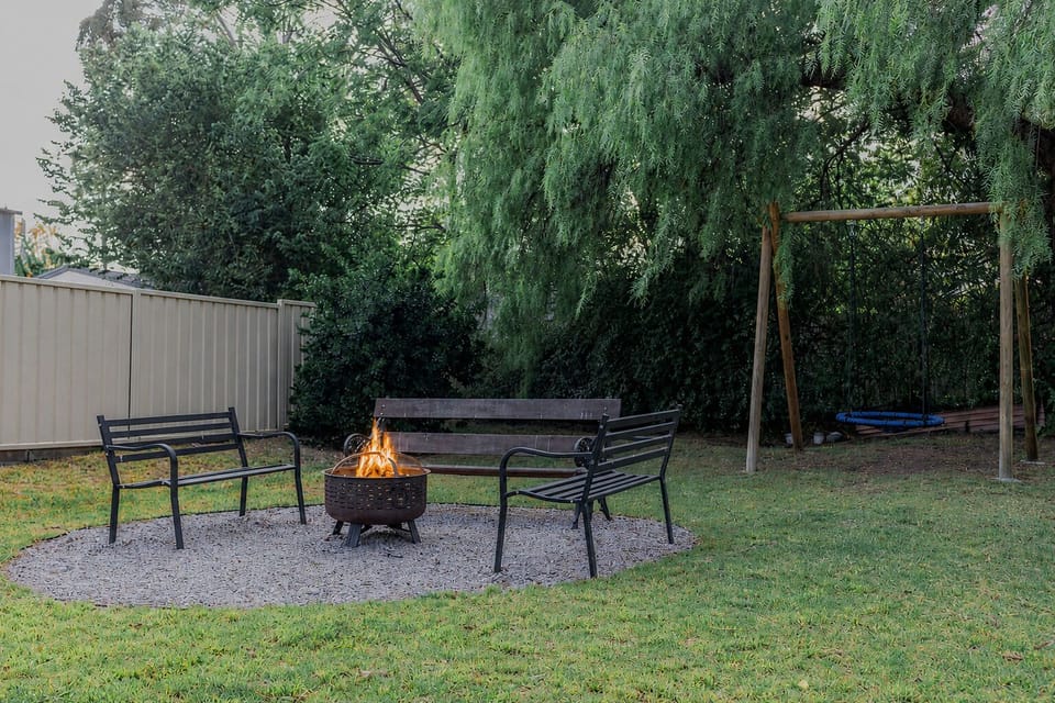 Hang out in the fully fenced backyard with the ambience of fire crackling.