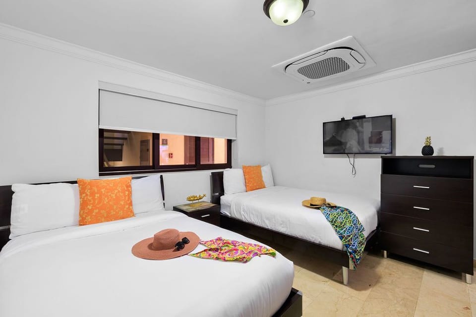 Bedroom 1: two double beds (downstairs), air conditioning, with smart tv and closet.