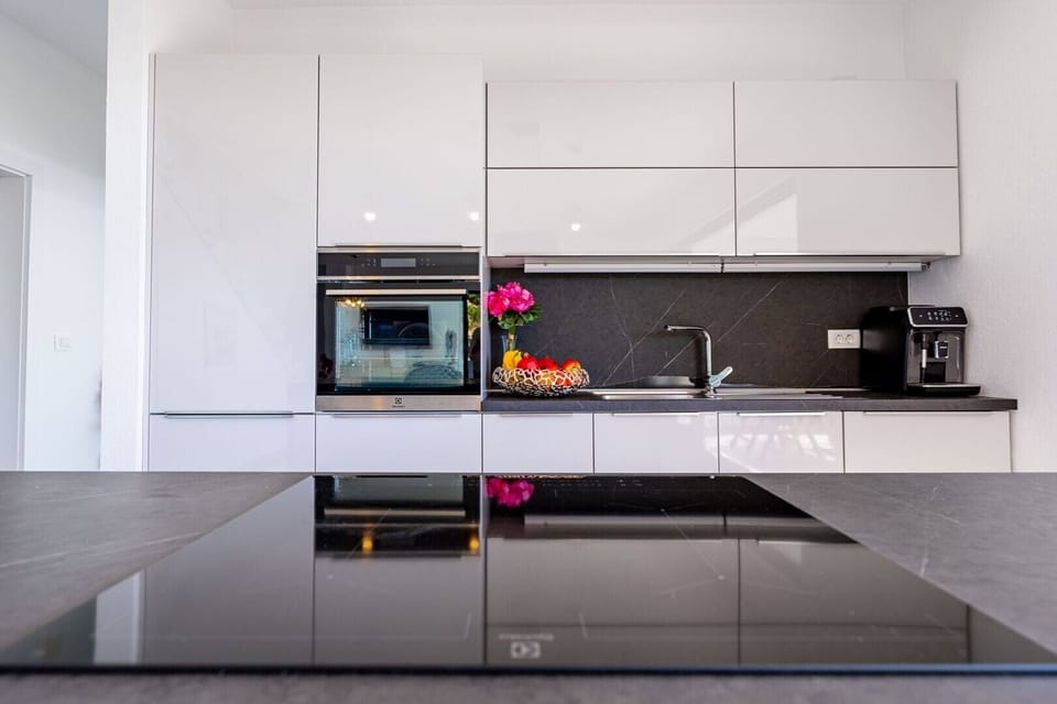 Fully equipped kitchen with kitchen island in luxury villa Blue Planet
