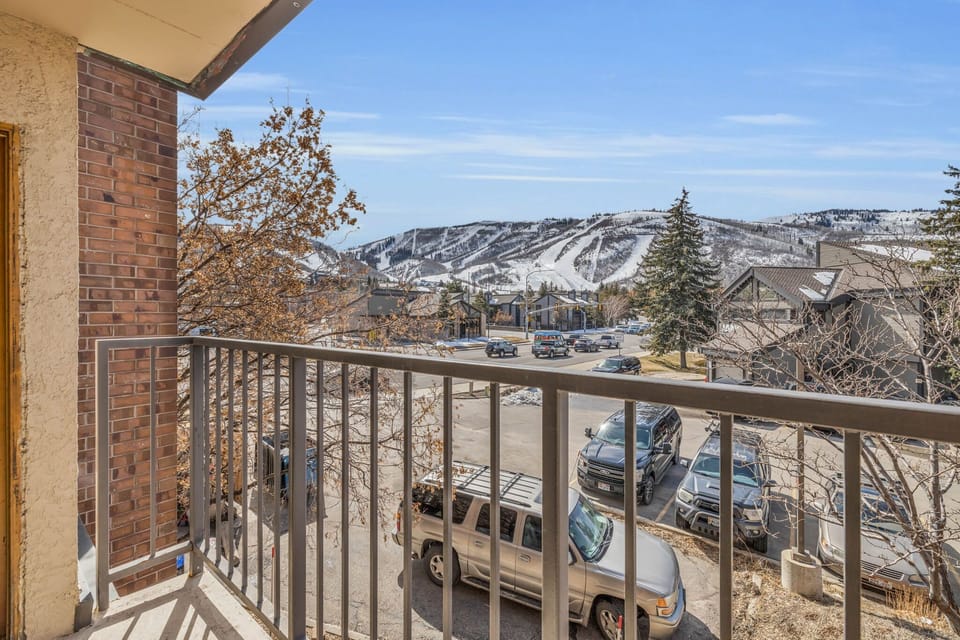Private outdoor balcony with exceptional mountain views