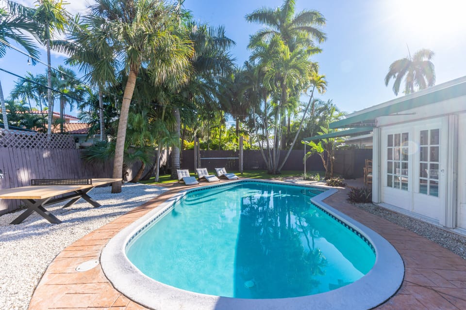 [Pool] The pool, ping pong table and lounge area are available for your use!