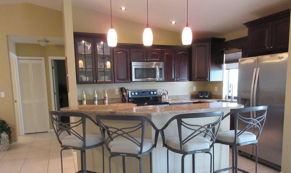Bar area in kitchen sits 4 people