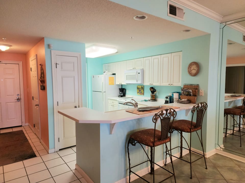 Kitchen & Entry