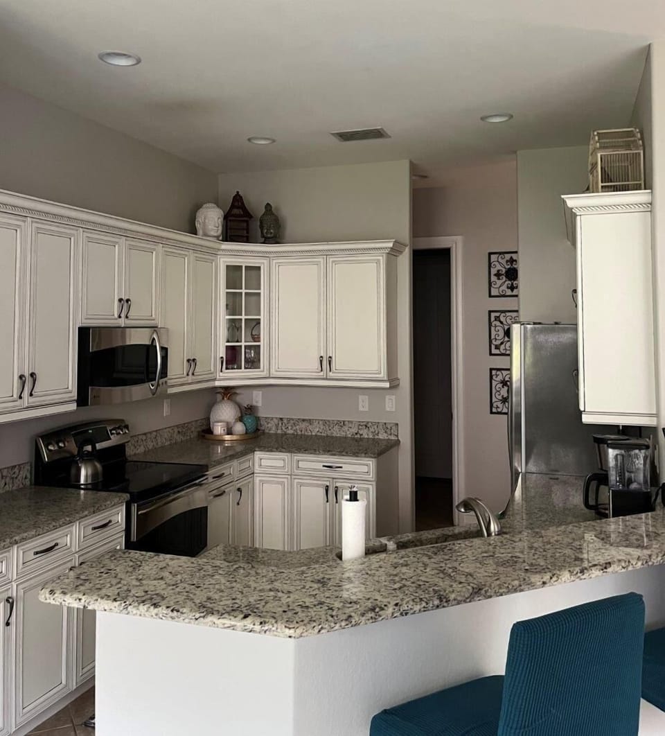 Open kitchen and peninsula 