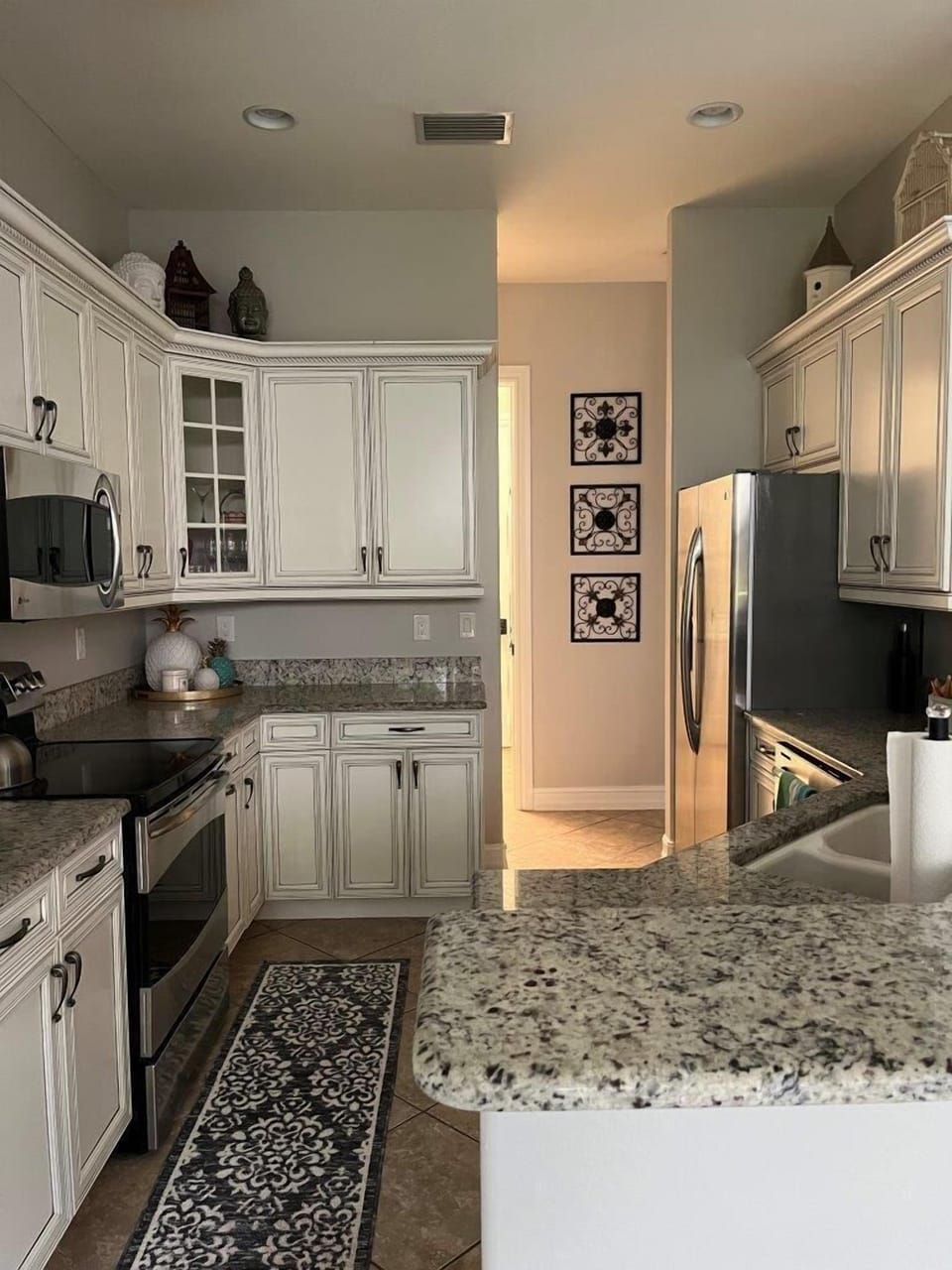 Open kitchen and peninsula 