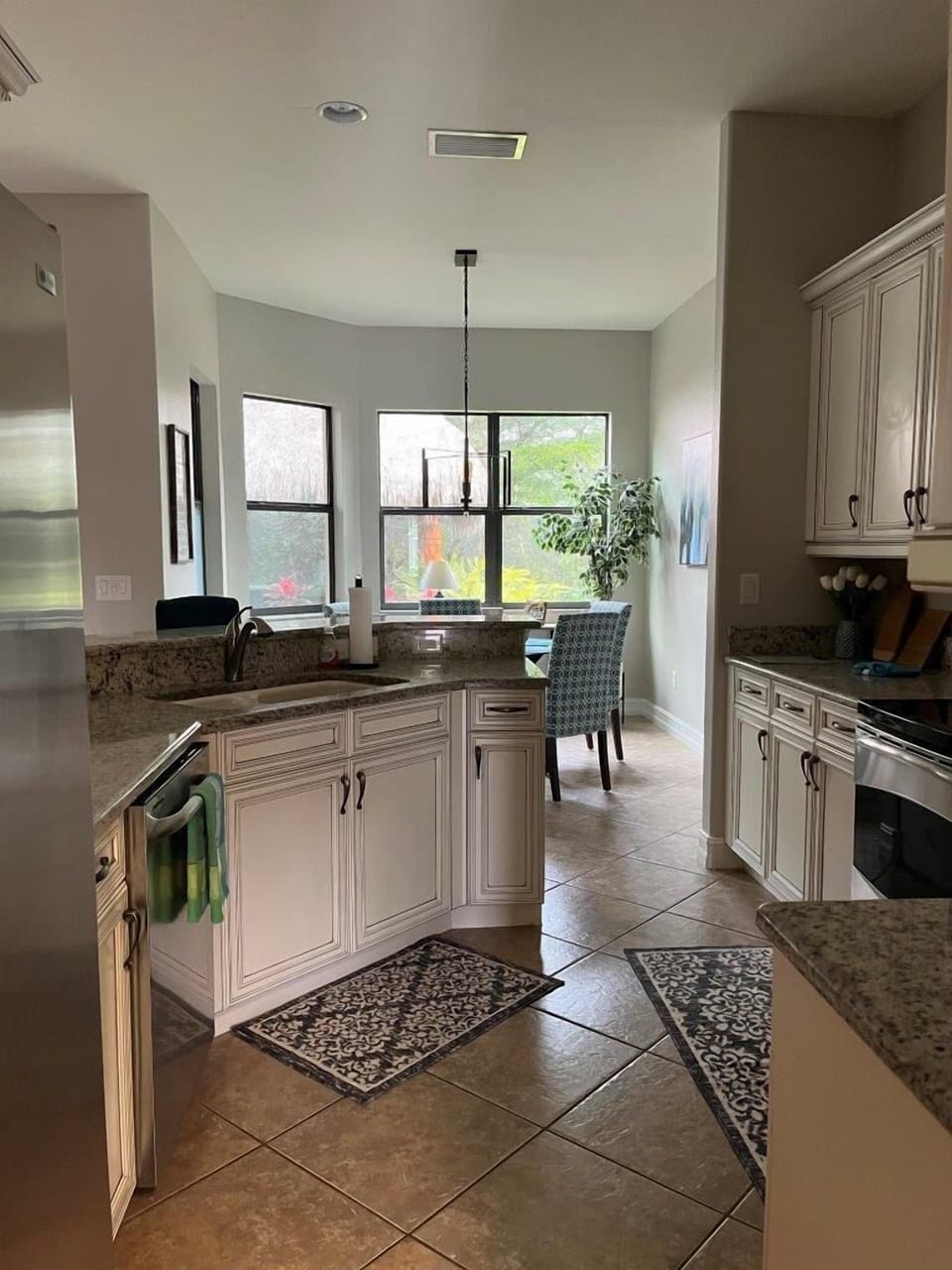 Open kitchen and peninsula 