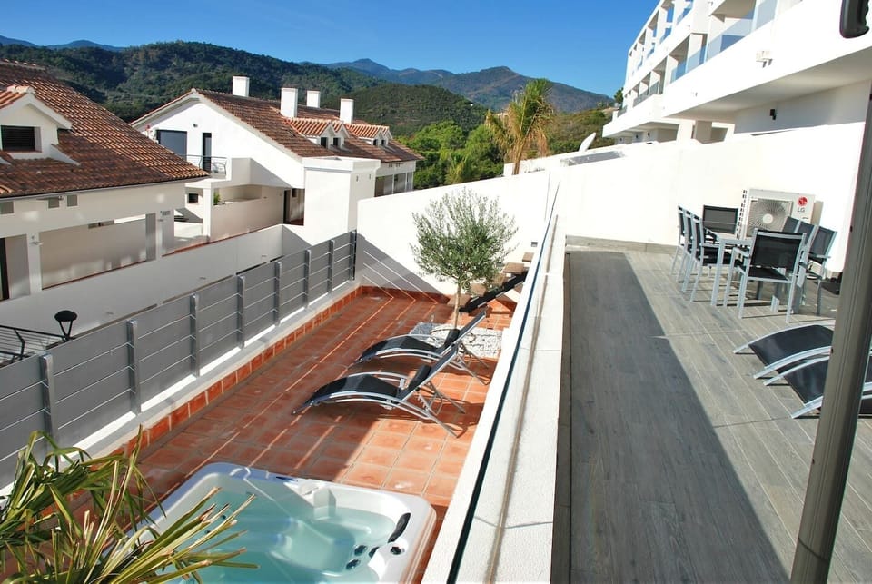 Outdoor spa tub