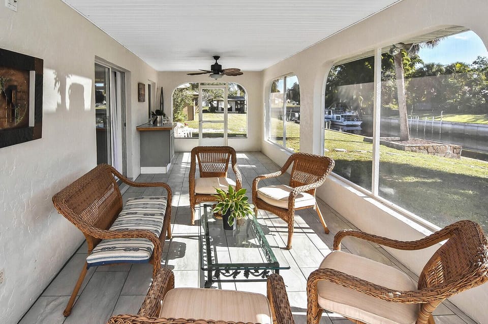 Screened lanai is absolute surprise !Feel nature with a glass of wine!