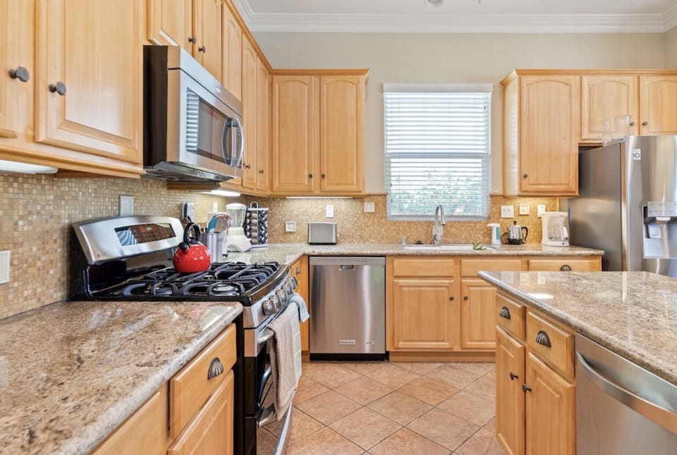 Full-size Kitchen