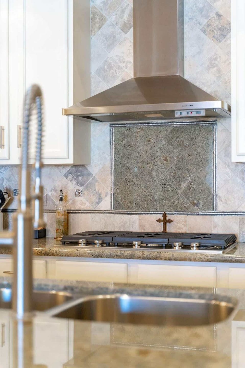 Beautiful tile backsplash to complete this wonderful kitchen.
