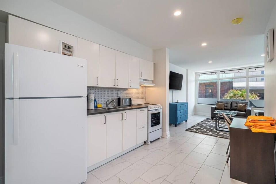 Clean lines, cool vibes: The minimalist design of this kitchen creates a sense of calm and order, perfect for those who like to keep things tidy.