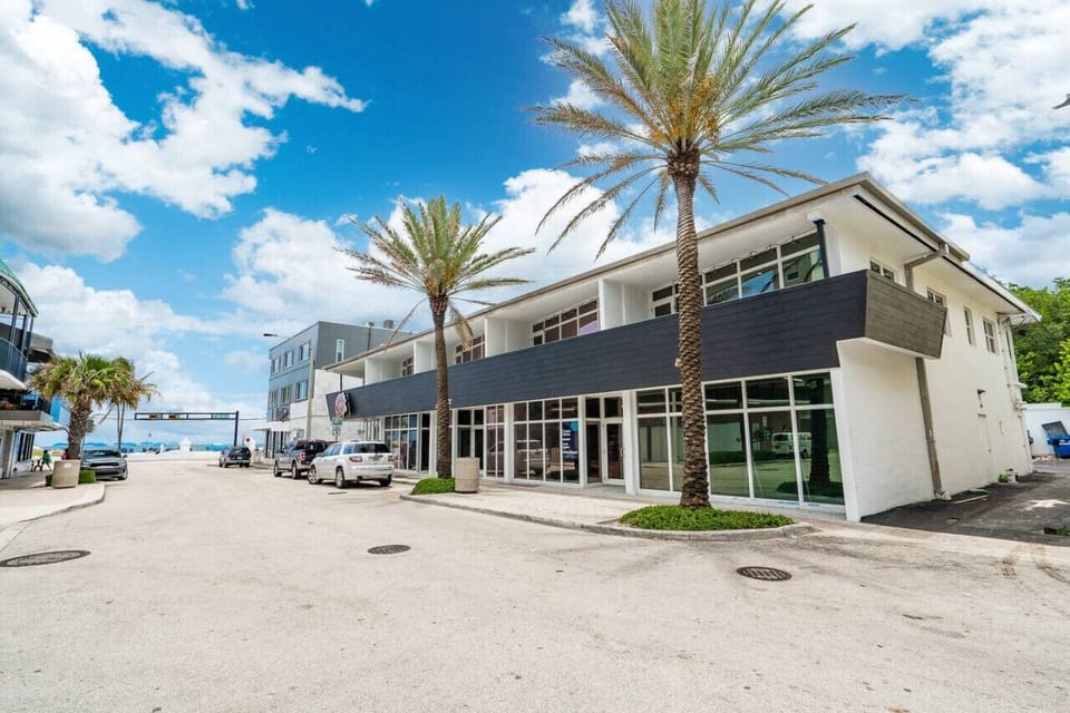 Indoor-outdoor living at its finest in this light-filled apartment. Palm trees and sunshine just steps away!