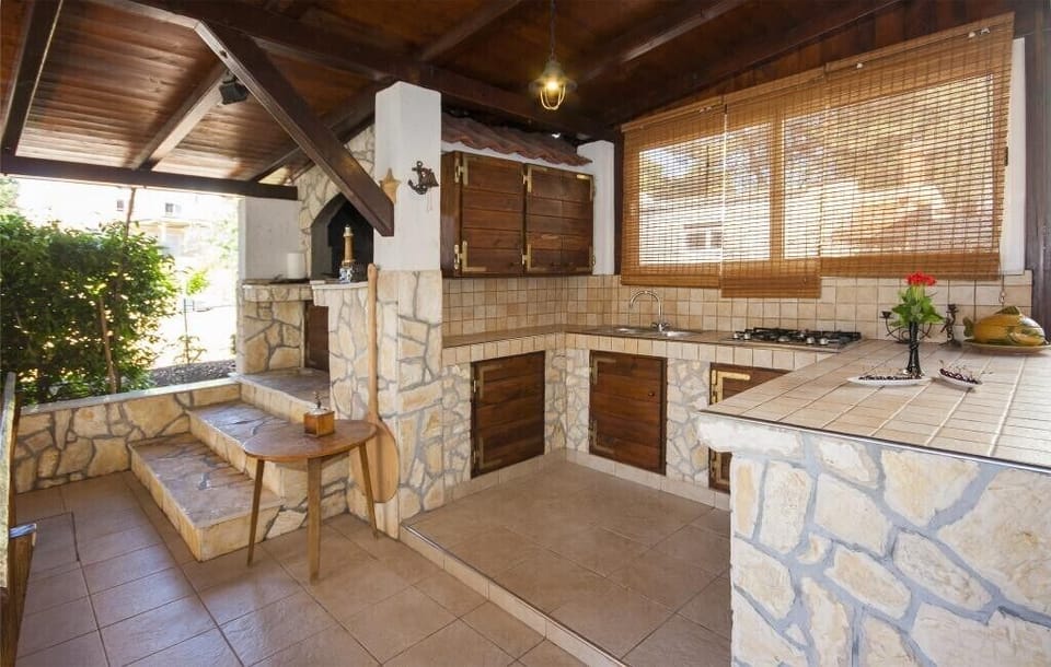 Outdoor kitchen
