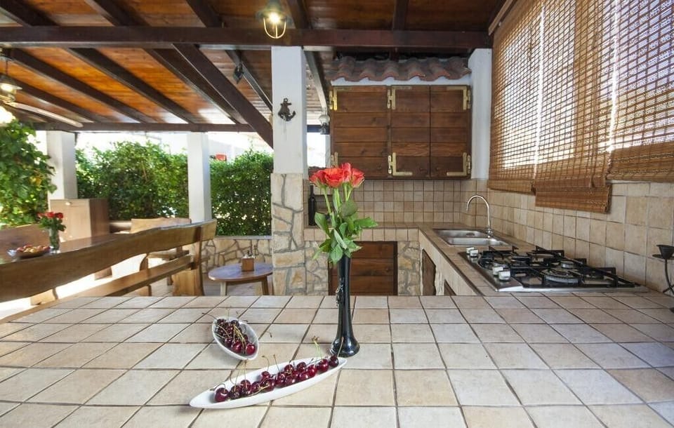 Outdoor kitchen
