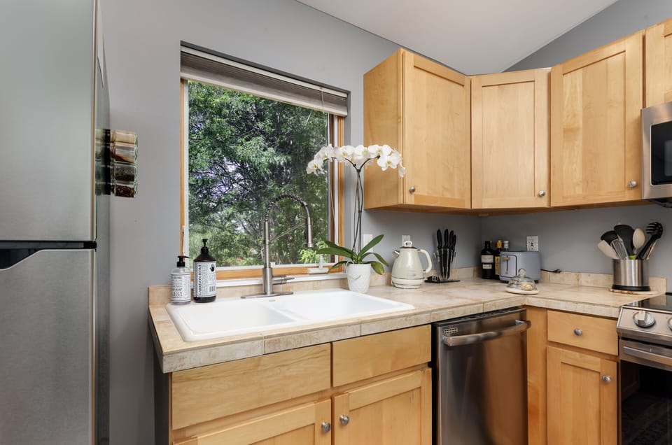 Kitchen w/ everything you need to cook! High end baking oven, all new appliances