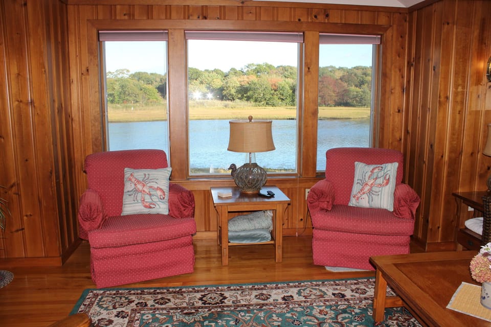 great views of river from family room!