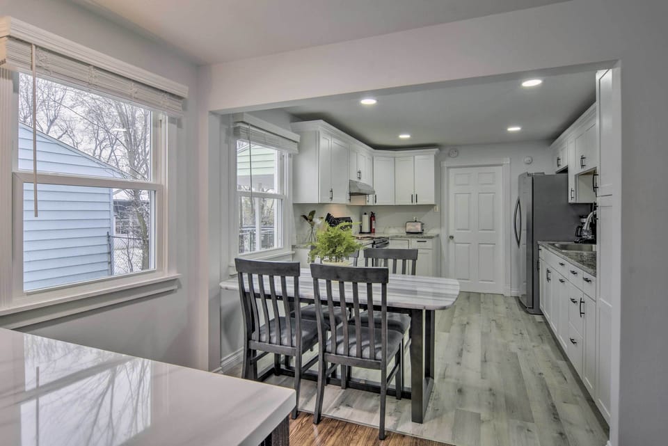 Dining Room | Single-Story House | Free High Speed WiFi (100 Mbps)