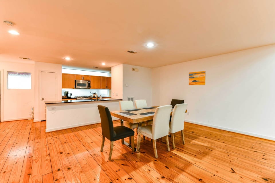 Dining Area | Dishes & Flatware Provided