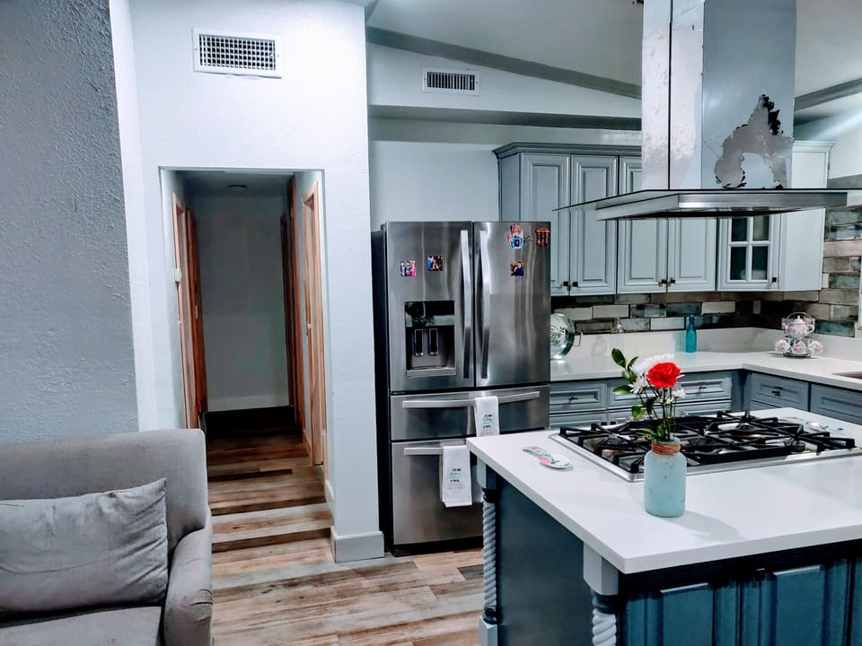 Open concept to enjoy with family and friends 