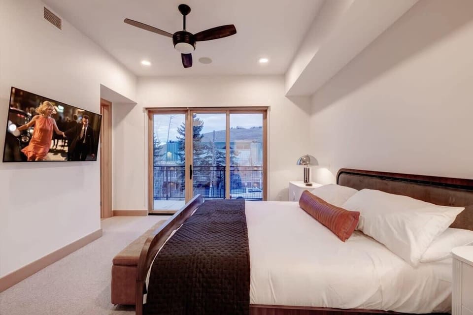Master Bedroom - King Bed, TV, En-Suite Master Bath