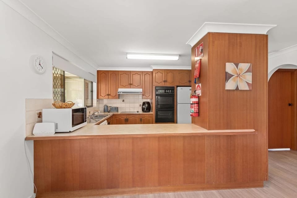 Kitchen breakfast bar.