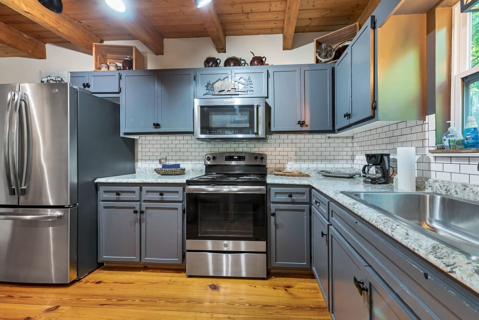 Fully equipped kitchen with standard and pods coffee makers