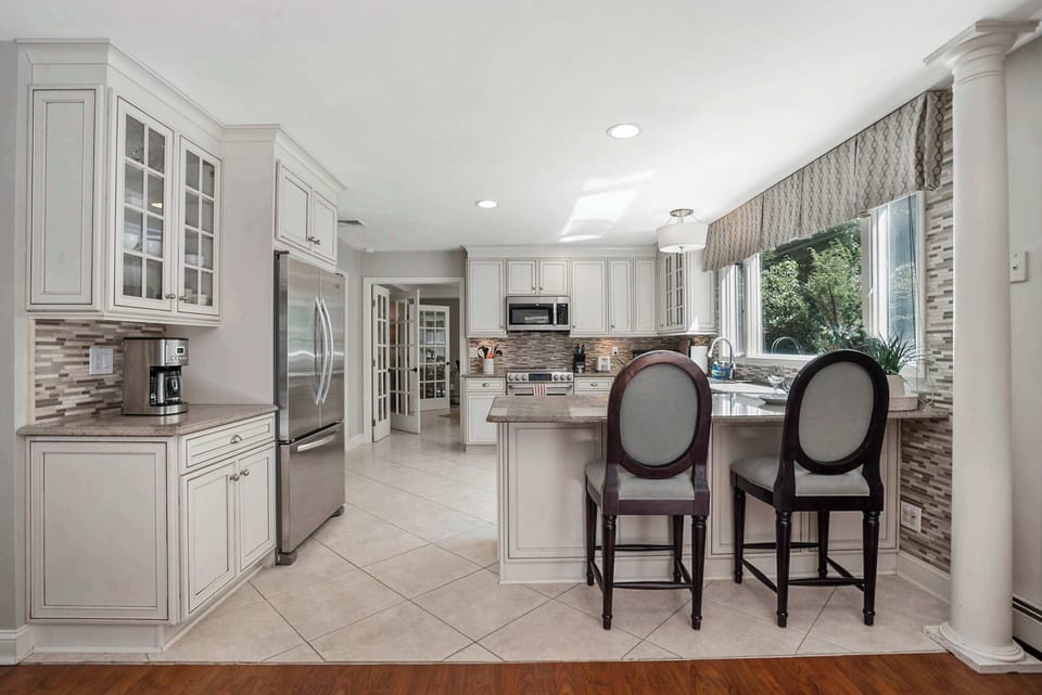 Kitchen counter with 2 seaters